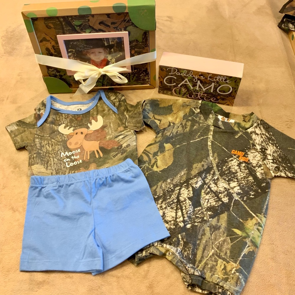 4 Piece Mossy Oak Baby Bundle camo block picture frame 2 onesies, Mossy Oak camo